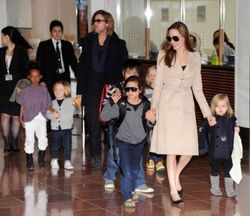 Анджелина Джоли получила право опеки над всеми детьми