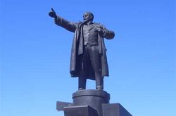 Еще один памятник Ленину свалили в Украине – в Бердичеве