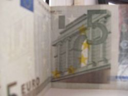 Курс доллара к евро остается в повышательном тренде после данных по производственной активности в еврозоне