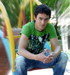 Узбекистан: поп-певца, отказавшего ехать на хлопок, "сняли" с гастролей 