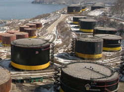 Замораживание добычи нефти не спасет экономику РФ и рубль – эксперт