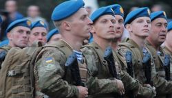 Украинцы поздравляют десантников с профессиональным праздником 