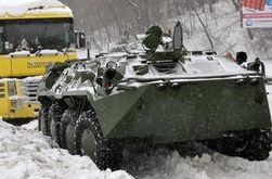 Из-за штормовых предупреждений, у трасс Украины дежурят БТРы для помощи