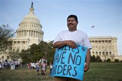 Сенат сделал шаг к легализации иммигрантов, незаконно въехавших в США