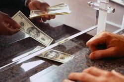 Клиенты украинских банков сами ищут валюту для депозитов и кредитов