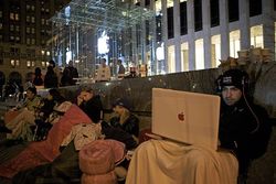 В Apple Store на Пятой авеню в Нью-Йорке уже занимают очередь за iPhone 5
