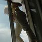 В Китае полисмен спас беременную, намеревавшуюся выпрыгнуть из окна