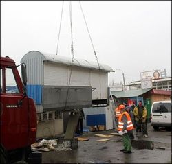 В столице Украины молниеносно сносят незаконные киоски