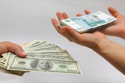 Российский рубль вырос к доллару
