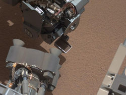 Curiosity приступил к изучению грунта Марса и сразу же наткнулся на неожиданность