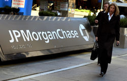 JP Morgan продолжает искать виновных в трейдерской ошибке и пытается вернуть их бонусы