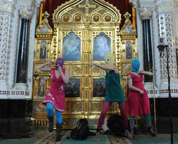 Суд продлил арест участниц Pussy Riot