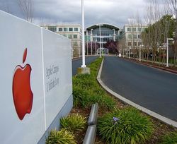 Apple переносит часть основных фондов в США. Телефоны будут дорожать