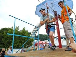 В Киеве на склоне Днепра девушка сорвалась с тарзанки и чуть не погибла