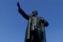 В День Победы подвергся атаке еще один памятник Ленину в Украине