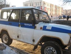В Челябинске сбежал арестант, выпрыгнув на ходу из полицейского авто