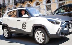 Прохоров приехал на форум в Петербурге на «е-мобиле», а его не пустили