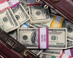 Отток долларовых депозитов в Украине сократился