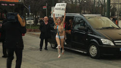 FEMEN  вступились за мусульманских женщин