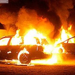 Хулиганы совершили поджог двух полицейских автомобилей