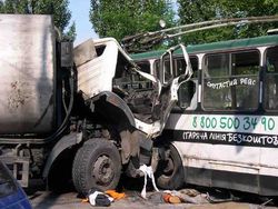 К каким последствиям привело столкновение грузовика и троллейбуса?