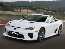 Родстер Lexus LFA оказался под вспышками фотокамер в Токио