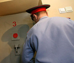 Полицейский, избивший до смерти подростка в Петербурге, арестован
