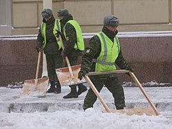 солдаты убирают снег