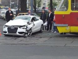 автомобиль ударил трамвай
