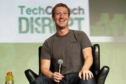 Facebook начал переманивать