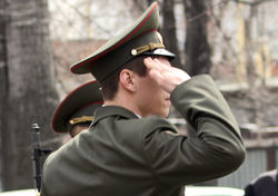 Policejskie_ne_objazany_otdavat_chest