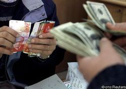 Доллар по отношению к евро падает