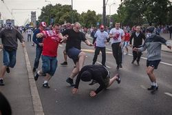 драки между фанатами 