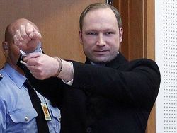 В суде Брейвик будет доказывать, что убил 77 человек из самообороны
