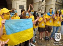 Волонтеры из Львова разрисовали свои лица.