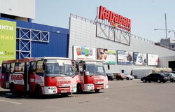 Охрана в "Караване" разводит людей 