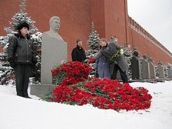 Как почтили День Рождения «вождя всех народов» в Москве?