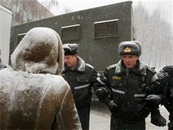 У стен минского СИЗО народ требовал освободить задержанных оппозиционеров