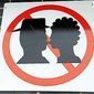 За поцелуй на улице - штраф 12 долларов