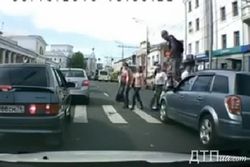 ТОП видео YouTube: Россиянин перешел дорогу по капоту автомобиля