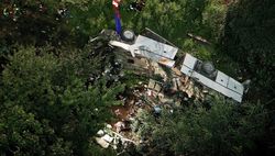 Рухнувший с 30-метровой высоты автобус