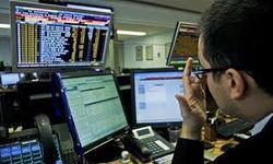 Биржи России завершили торги в красной зоне