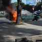 На оживленной дороге в центре Донецка дотла сгорела машина – YouTube