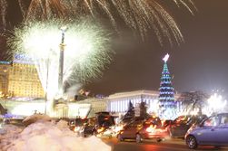 В Киеве зажгли главную елку Украины. А как у них на Западе