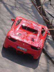 В Одессе владельцы Ferrari оставили машину на перекрестке