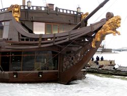 Петербурге произошел пожар на паруснике «Летучий голландец»