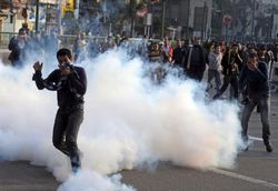 В Каире протестующих на площади Тахрир разгоняют слезоточивым газом 