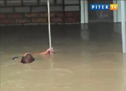 Люди сняли гибель человека на видео, так и не оказав ему помощь