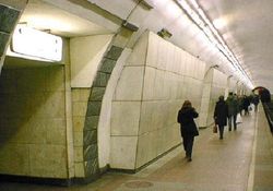 На станции метро "Лубянка" в Москве сначала искали бомбу, теперь шутника