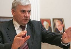 Мэр Махачкалы в СИЗО порезал вены на ногах и руках. Спасли